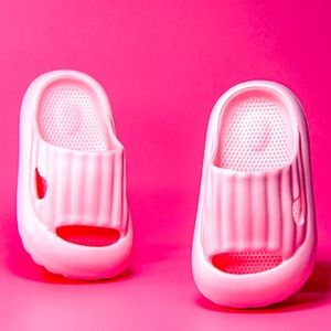 Chunky slip-on sandals for Toddler. NWT/bag. Never worn. Perfect condition.